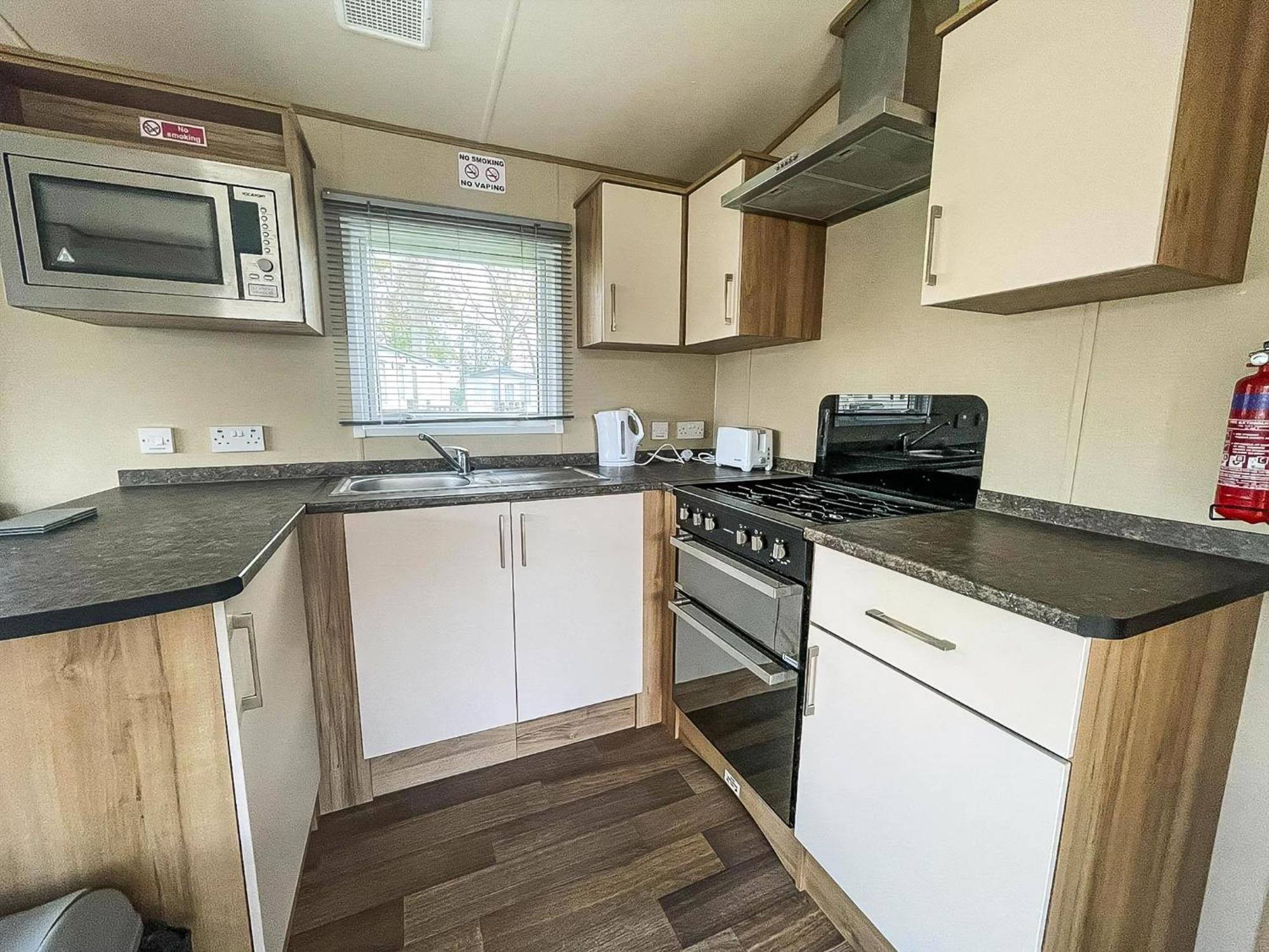 Lovely 6 Berth Caravan With Decking At Carlton Meres In Suffolk Ref 60058M Саксмундхэм Экстерьер фото